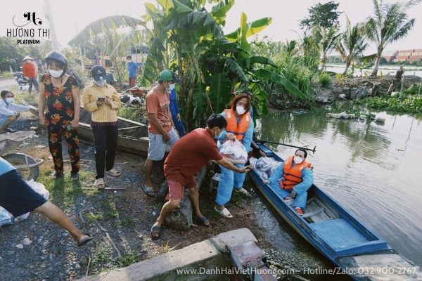 Không ngại xông pha, từ thiện đến những vùng hẻo lánh, khó khăn.