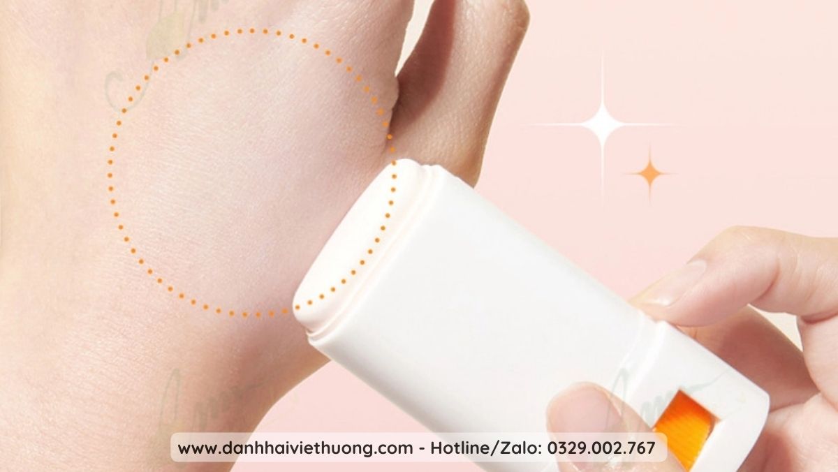cách thoa lại kem chống nắng khi trang điểm 5